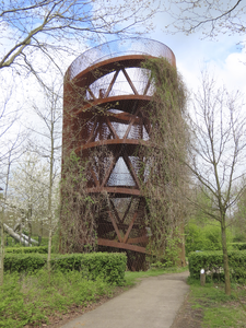 907020 Gezicht op de uitkijktoren 'Het Observatorium' naast de Bosspeeltuin in het Máximapark in de wijk Leidsche Rijn ...